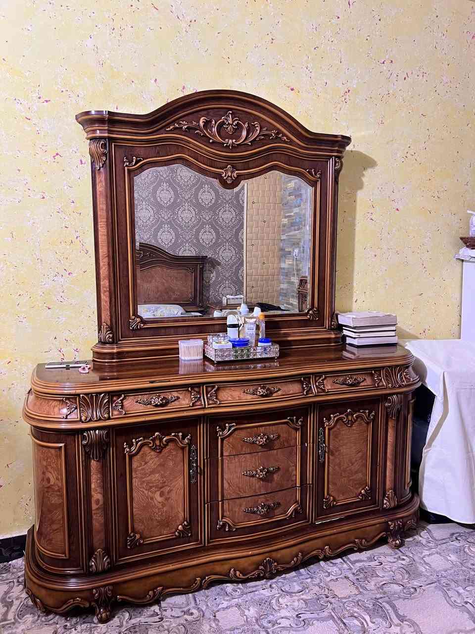 غرفه كامله للبيع جديده مابيها اي خلل من المجرات والأبواب المراسله ع الواتس ب ***********
