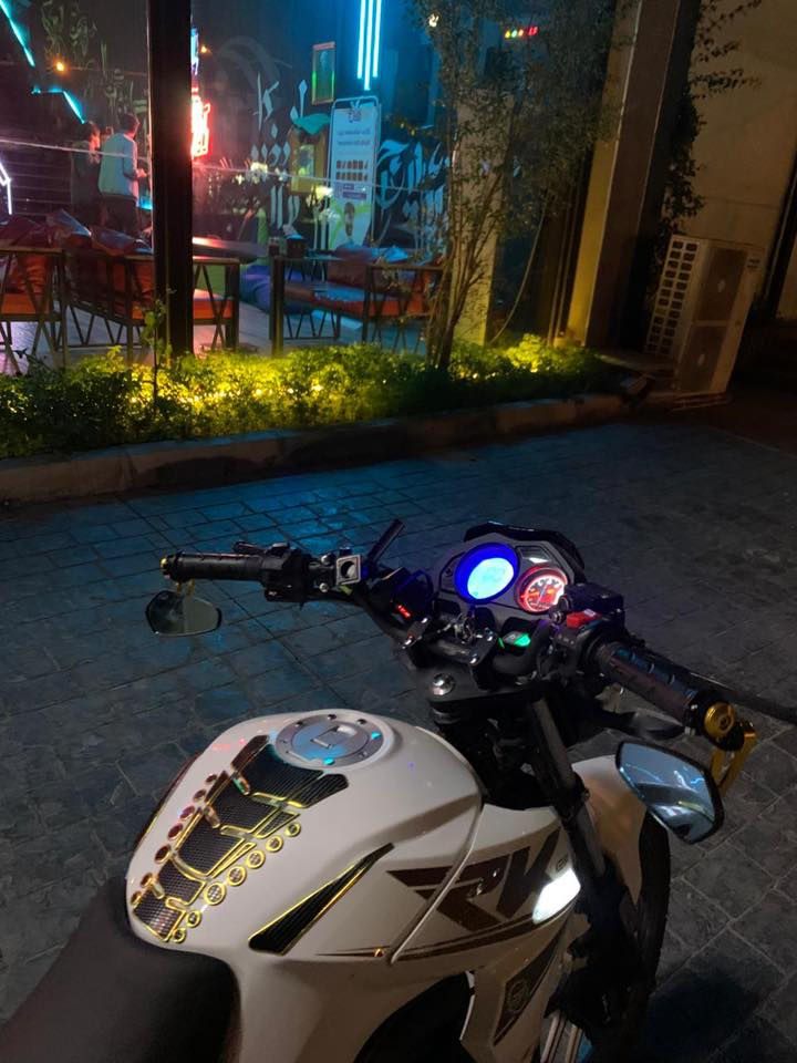 Keeway rk 200
موديل: 2025 
كليمتر: 16.000km
محرك: cc 200
نوع الكير: بطح 
مرقمة رقم اربيل 
موجود رقم امامي و خلفي 
كضالك موجود سنويه و تحويل الدراجه بسمك 
لا يجود اي غرامه عدراجه 
عطل: ليس يوجد اي عطل او خلل في الماطور 
كهربائيه: كلشي سغال 
عداد km
عداد سرعه 
عداد بانزين 
عداد رون 
اناره و يشارة
يجي مع الدراجه خوضه مجانيه مع سماعاته الخوذه 
ستكرات حماية التانكي من المفاتيح 
مرايات تحت الكيدون (موجود البلادي كمان)
دراجه نضيفه كل ١٠٠٠-٢٠٠٠ km تبدلت دهن بلمركز  صناعه الأصلي الي تابع الى بأجيلان 
دراجه نضيفه اخت الزيرو (!!ممسويه حادث!!) 
السعر عل خاص شباب 
***********
