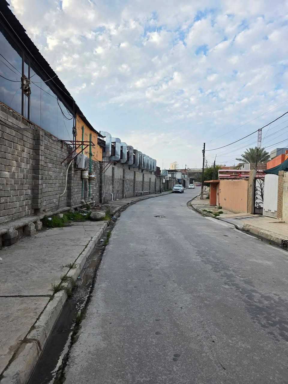 دار للبيع في حي البكر خلف مطعم بيت جدي المساحة 181 م واجهة 10 م طابق ونصف معزول 3 غرف نوم استقبال هول مشتملات  بناء قديم اتجاه قبلة .
***********
***********
عقارات الصفوة حي المصارف قرب جامع سعدي مهدي
