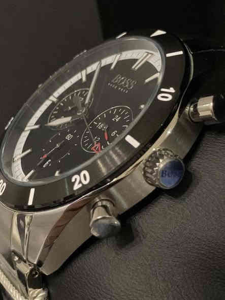 السلام عليكم.......
ساعة BOSS براند الماني بطارية مكينة ياباني 
نافذة للعرض التاريخ 
سناتر شغالة 
أميال وأرقام فسفوري 
نظام ٢٤ساعة 
القطر ٤٤
مقاوم للماء ٥٠م 
سير حديد ستانلس ستيل معلم 
جديد غير مستعمل مع العلبة الاصلية وبطاقة الضمان 
السعر ١٠٠الف 
يوجد توصيل ***********
