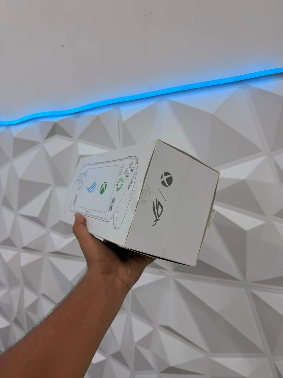 سلام عليكم
Asus rog xbox ally 

نظافة 100/100 مستخدم جدا قليل يعني بطارية 100 كامل غراضة عنوان الأنبار. متوفر توصيل 
***********
