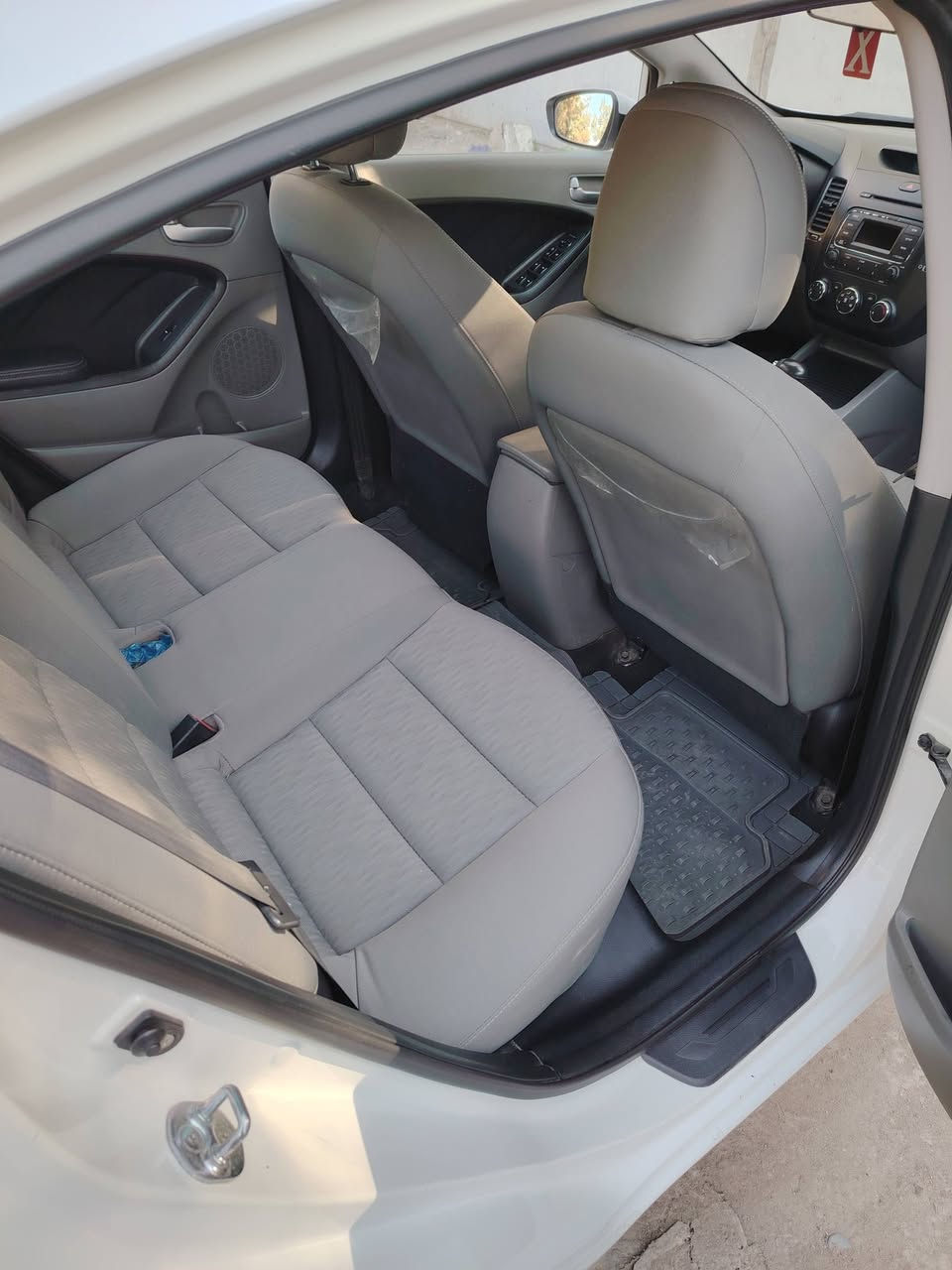 سلام عليكم سيراتو لبيع موديل 16 مكفوله ماشيه 86 رقم سنوية جديده وهز تخم تاير جديد صدر امامي وخلفي جديد *********** بيها بارد  سعر 130 وبيها مجال بصيط
