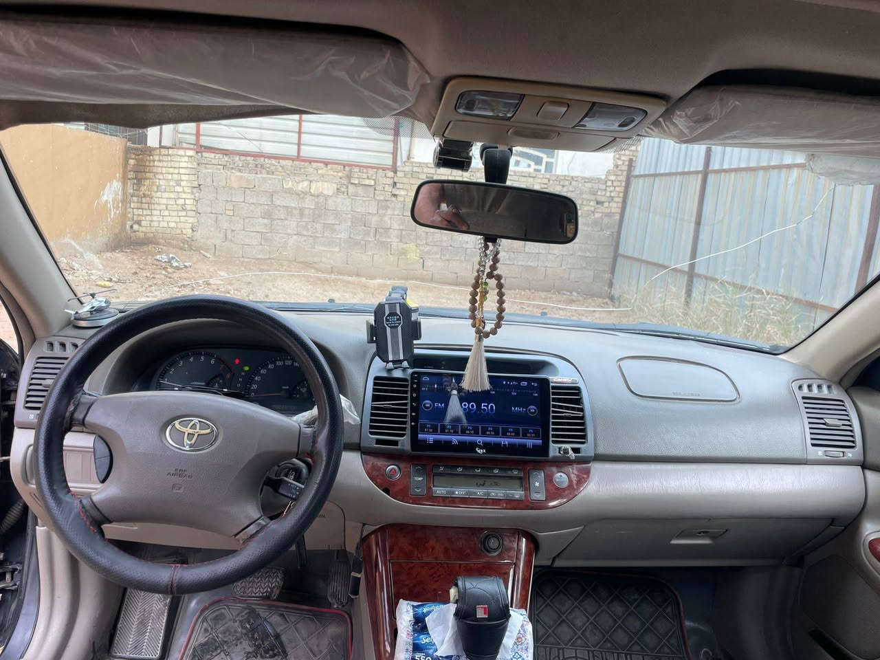 السلام عليكم كامري موديل 2006 خليجيه مصبوغه عام صبغ درجة اولى بدون ضربه بسبب الجراد وعندي تصوير قبل الصبغ هزه وارقام جدد محرك6سلندر وكير كارتون تبريد ثلاجة كهربائيات كامله تخم تاير  داخل جلد بيجي كشنات كهرباء جهتين
 فتحه بالسقف مرايات شفط سيارة مابيها نقص مكانها بغداد الگريعات سعرها93 وبيها مجال تحويل مباشر للاتصال***********
