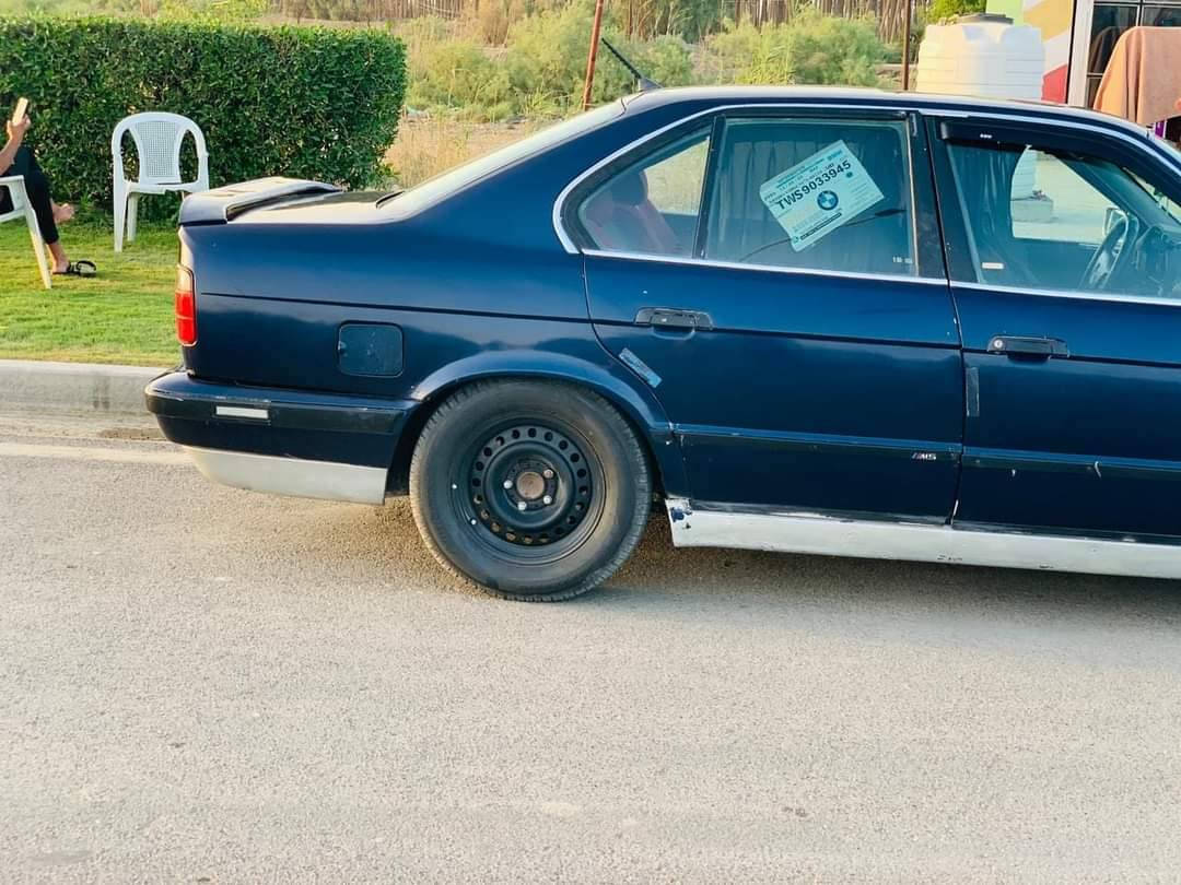 سلام عليكم BMW525اصل بليته وسنويه موديل 1993مسكر فانوس  كير اتو   فتحه شغاله سنتر  لوك شغال بيها منضومه صوت كزوز رياضي  سعر ٤٠وبيها مجال قليل  سنويه ٢٨. رقم الهاتف ***********مكان سياره النجف الاشرف واتساب موجود  مراوس هم ترهم بس مو bmw
