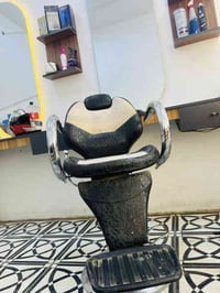 كرسي حلاقه  البيع سعره.   (75)ه07700386199