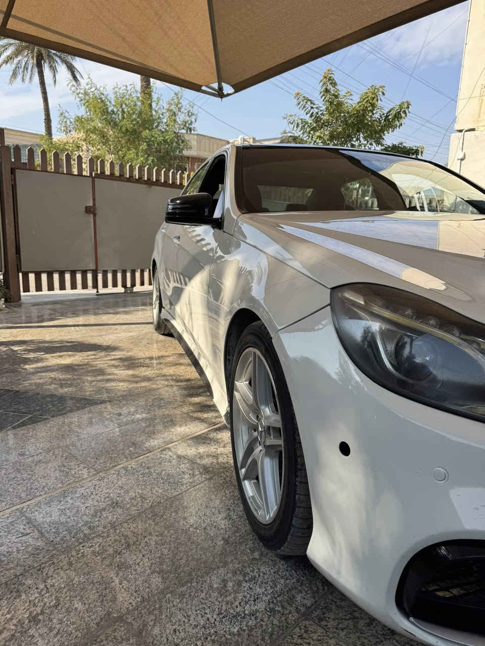 السلام عليكم
مارسيدس  E350  2010 
محدث 2014  بدي كت amg 
لايتات LED 
بانوراما 
مقاعد جلد تحكم  مقاعد
تدفئة مقاعد
نظام صوتي هارمن كاردن
السياره بيهه بعد هوايه مواصفات 
السياره مصبوغه عام  سونارها موجود بالصور
مكان السياره باليرموك 
السعر١٢٥$
***********
