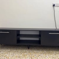 ميز تلفزيون مودرن باللون الاسود بي جرارات ثنين ورف بالوسط مثل ما موضح ...