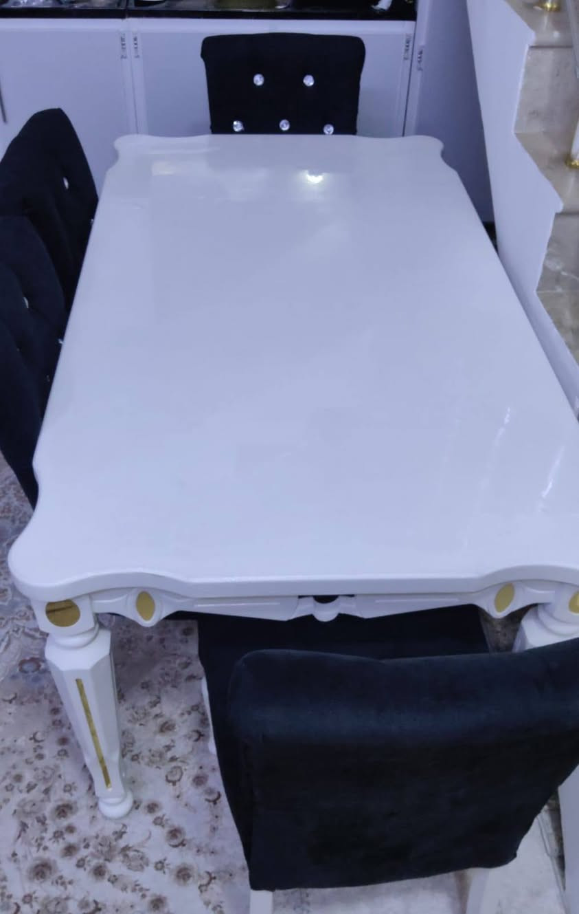 ميز طعام
خشب زان تركي ثقيل نظيف ١٠٠٪ 
طوله ١٨٠ 
عرضه ٩٠ 
مع ٦ كراسي 
السعر ٤٠٠
العنوان بغداد البلديات ضياء الحلفي قرب علوه ام البنين
للانصال***********
