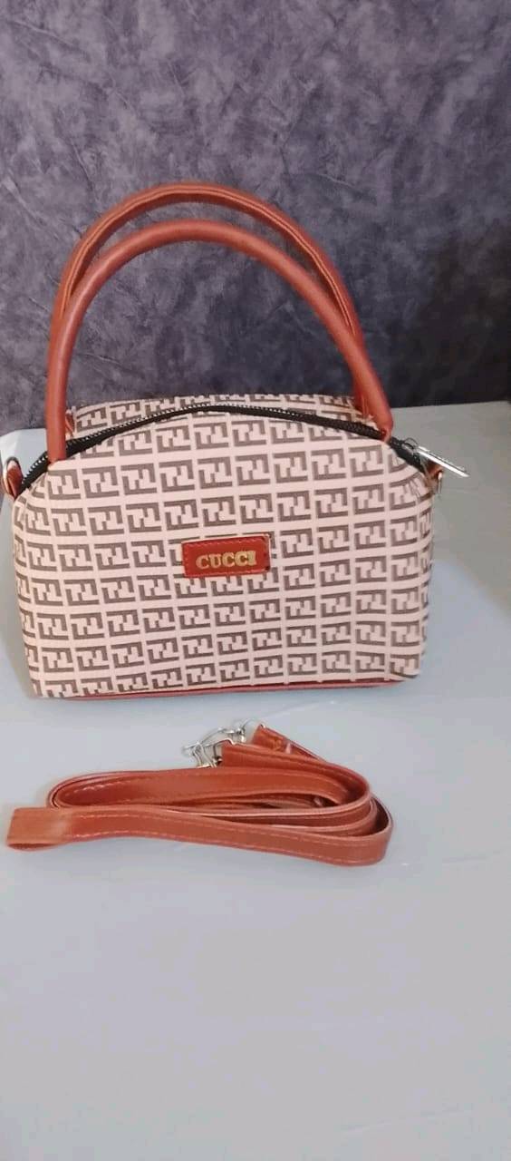 جنط نسائية واحذية