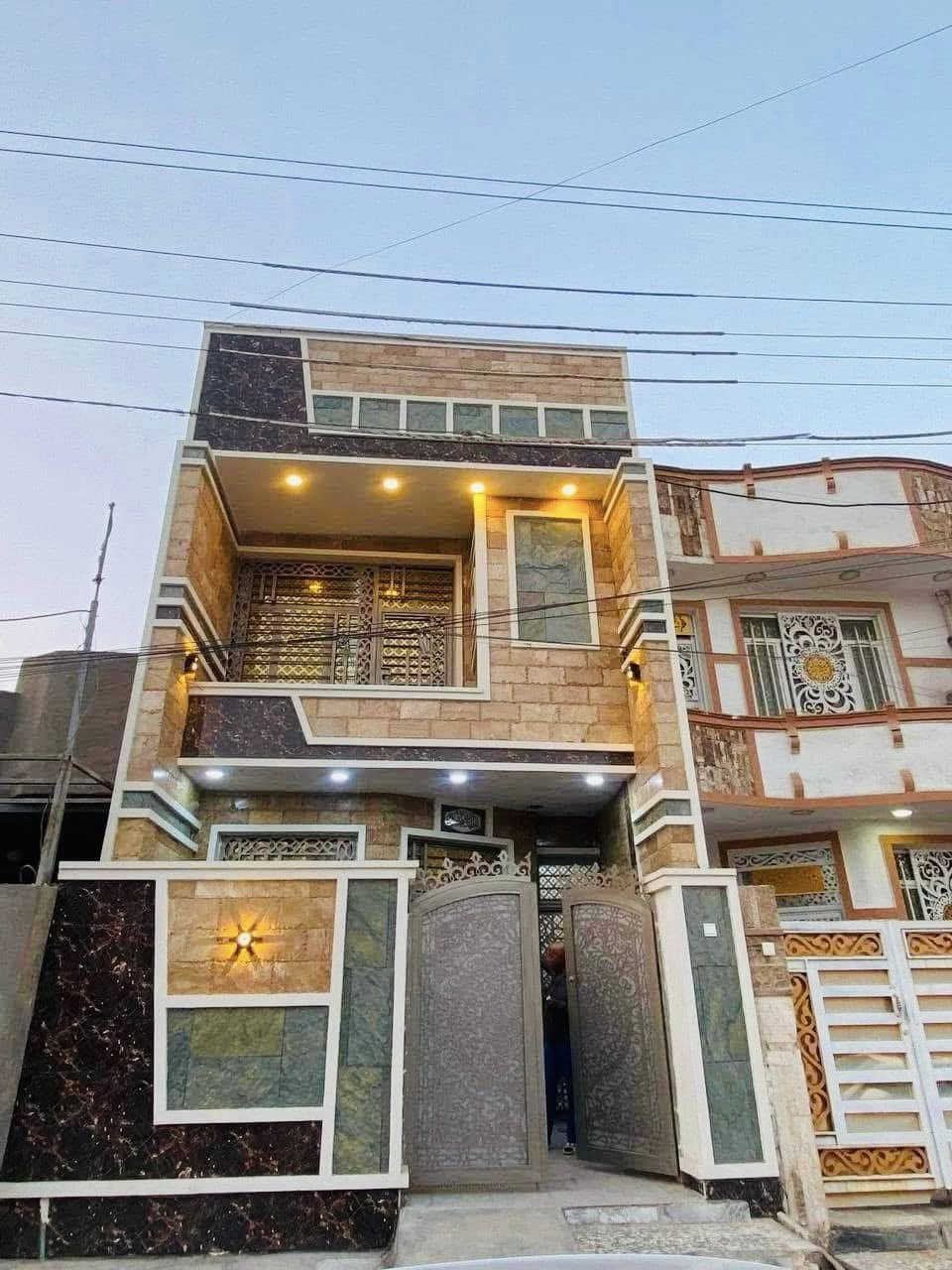 السلام عليكم 
دار للبيع المساحه 100متر 
الواجهه 5 متر 
النزال 20 متر 
الموقع📍حي الجهاد/الاساتذه/خلف الاربع شوارع مباشرهً

يحتوي على /غرف نوم عدد4/صاله/مطبخ/صحيات4/منور/بيتونه/سطح/
طابو صرف/موقع ممتاز /شارع 20 متر عريض/بناءحديث/
للاستفسار الاتصال 
***********
***********
يتوفر واتساب
