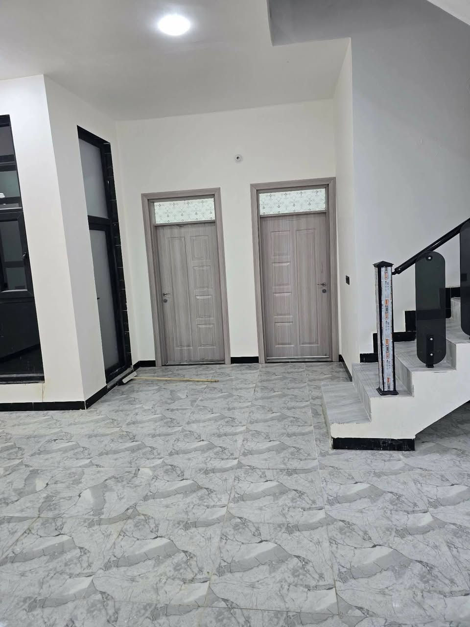 🏡2 بيوت للبيع_بناء حديث غير مسكون كونكريت مسلح
الديوانية / مجمع حيدر ابن حجي هندي بلوك 13 حولي الجامعة . 
🔸طابو زراعي سند 25  . 
المساحة 200م² – طابق واحد
🔹 2 غرفه نوم + استقبال + صالة
🔹 3 صحيات
🔹 مطبخ 
📞 للاستفسار: [***********
🔸 او مراسـلة الصـفـحـة مراجعه مكتب 🏢 العاصمة للعقارات والمقاولات العامه العنوان ام الخيل ساحه قرب البلديه الجديده اتصال ***********
