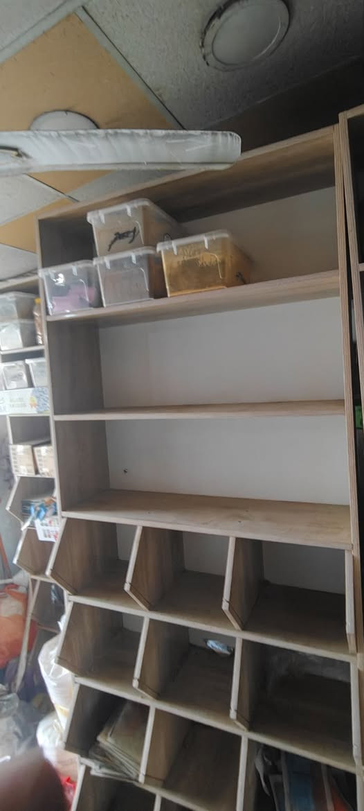 سلام عليكم 
رفوف مال حلويات او بهارات العدد 5 قطع نظافهتن ٩٠ ب الميه مامستعملات هواي للأستفسار ***********
