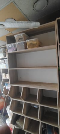 رفوف مال حلويات او بهارات العدد 5 قطع نظافهتن ٩٠ ب الميه مامستعملات هو...