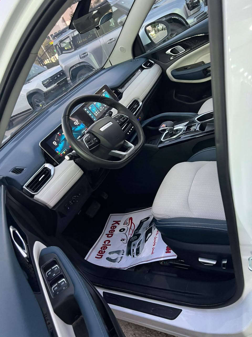 جيتور X50 1.5L Luxury
الموديل: 2026 (خليجي)
العداد: 2300

المحرك: 4 أسطوانات 1.5L تيربو 156 حصان حقن متعدد النقاط
عزم الدوران (نيوتن-م): 230
ناقل الحركة: اوتوماتيكي دبل كلاتش من 6 سرعات
استهلاك الوقود: 7.1 لتر لكل 100 كم

الضمان الأساسي: 5 سنوات او 150,000 كم 
ضمان المحرك: 10 سنوات او 1،000،000 كم (أيهما اولاً / للمالك الأول)

السعر: 145 $ صارت عليه ويه الرقم والعموله 162 قبل شهرين
المواصفات 
* إطارات قياس 18 إنچ
* فتحة سقف كهربائية
*مثبت سرعة 
* كاميرات 360 للرؤية المحيطية
*حساسات خلفية
* نظام مراقبة المسار الخلفي عند الرجوع
*نقطة العمياء 
* نظام المساعدة للتغيير المسار
 * شاشة عرض ترفهية و شاشة عدادات رقمية قياس 20.50انج
*نظام صوتي من 6 سماعات عالية الجودة
* نظام أبل كاربلاي وأندرويد أوتو لاسلكي
* نظام اوامر وتحكم صوتي 
* شاحن هاتف لاسلكي سريع
*مقصورة الركاب من الجلد الفاخر بلونين
*مقعد السائق كهربائي
*مصابيح أمامية و خلفية أوتوماتيكية LED مع مصابيح نهارية 
* المرايا الجانبية قابلة للطي كهربائياً ومدفئة
* ماسحات الزجاج الأمامي مع حساس للمطر
* دخول ذكي (بصمة) و تشغيل عن بعد
* خاصية إغلاق النوافذ وفتحة السقف عن بعد
*فلتر تنقية الهواء (N95)
 *انماط قيادة متعددة 
* وسائد هوائية امامية و جانبية عدد 6
*نظام الفرامل الأوتوماتيكي Autohold
*نظام التحكم بنزول المنحدرات
* نظام المساعدة لصعود المرتفعات
*نظام المكابح المانعة للانغلاق ABS
*نظام التحكم بالثبات ESC

شركة هارلم للوكالات التجارية الوكيل الرسمي لسيارات جيتور في العراق. الاستفسار الاتصال ع الرقم *********** واتساب فقط
العنوان بغداد
