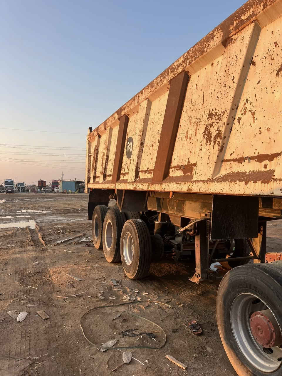 مرسيدس تريلة للبيع موديل 1990 مكينة 44 كير 160 مجموعة نص جيئف رقم بغداد عربة علم 2007 ثلاث محاور مكفولة راس وعربانة  للاستفسار ***********
