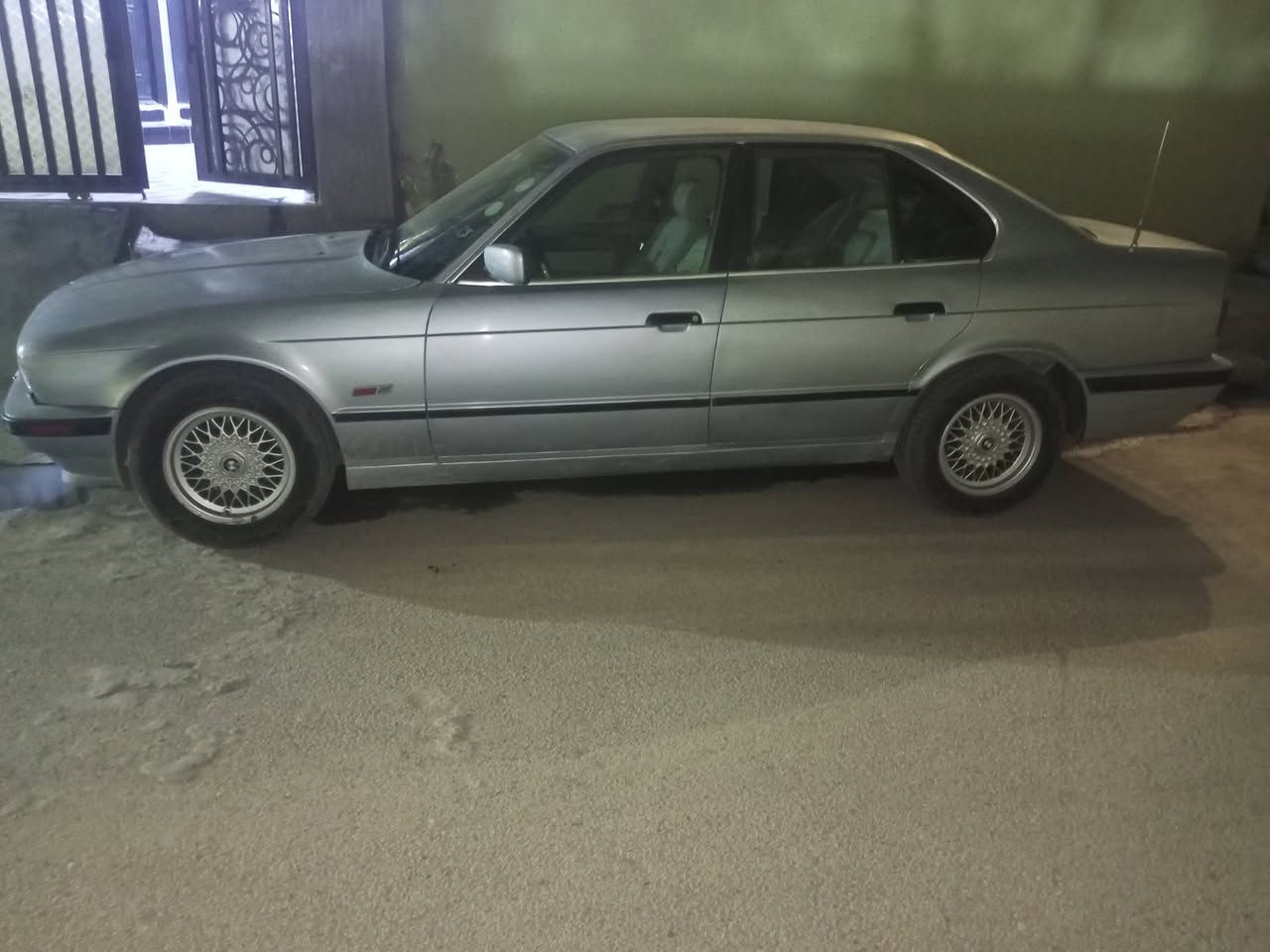 سلام عليكم سياره بي ام موديل 1993 الحجم 525 كهربائيات شغالات تبريد شغال رقم اربيل مابيه ولاصبغ ولا دعمه مابيها تبديل ولا قطعه العنوان ديالى بعقوبة المفرك السعر 55 وبيها مجال الرقم***********
