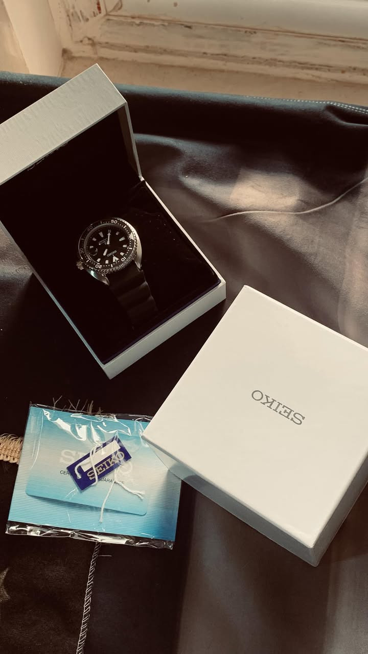 ⌚✨ تألقك يبدأ من معصمك ✨⌚
اليوم نوفرلك ساعة أصلية من Seiko المعروفة عالمياً بالدقة والقوة وطول العمر 💎
كامل مرفقات 
إذا تدور ساعة تجمع بين الفخامة والطابع الرياضي العملي… هذا الاختيار الصح 👌

🔹 تصميم دايفر احترافي بإطار دوّار أنيق
🔹 مينا أسود جذاب مع مؤشرات واضحة تلمع بالظلام
🔹 سوار مطاطي مريح ومناسب للاستعمال اليومي
🔹 مقاومة للماء – تتحمل الاستخدام القوي
🔹 مكينة يابانية دقيقة ومعروفة بالاعتمادية
🔹 تجي ويه العلبة الأصلية والكرت والكفالة

هاي الساعة مو بس شكل 🔥
هيبة + جودة + اسم عالمي تثق بيه

مناسبة للدوام، الجامعة، الطلعات، وحتى كهدية فخمة لشخص عزيز 🎁
متوفر الوان اخضر - ازرق نفس الموديل 
📦 توصيل متوفر
💰 سعر مناسب مقابل الجودة
⚠️ الكمية محدودة
👀سعر بل خاص
لا تفوّت الفرصة وخلي حضورك مختلف ⌚🔥
📩 راسلنا خاص حتى نحجزلك قطعتك قبل ما تخلص


**إذا كنت صاحب هذا الإعلان وتريد حذفه لأي سبب، رجاءا أرسل رسالة إلى الدعم الفني**