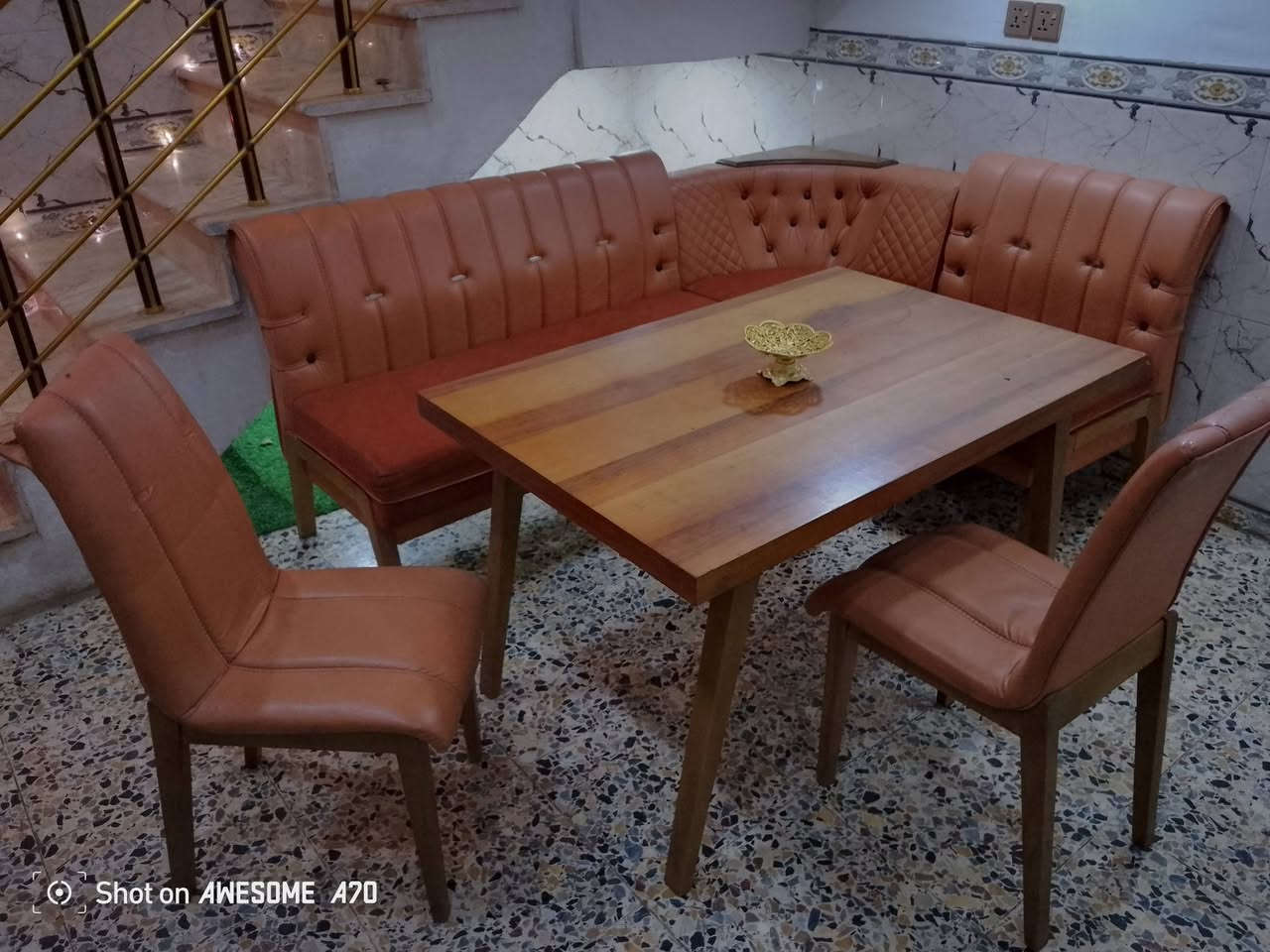 ميز طعام 2 كرسي 3 غنفات نظافه 90بل100 لاظرر لا كسر  سعر على خاص  المكان بغداد مدينه الصدر رقم الهاتف ***********يوجد واتساب
