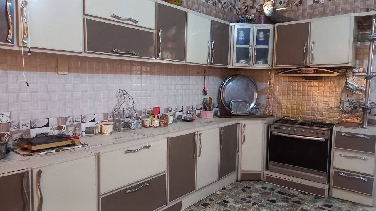 دار للبيع المساحة ٢٠٠ متر طابو ملك صرف سكني بأسمي طابق ونص بناء حديث يتكون من استقبال ومطبخ وصالة وغرفتين نوم وصالة بالطابق الثاني وصحيات داخلية وخارجية وكراج سيارة وحديقة مع تبليط ومجاري وأرصفة مع كامل الخدمات "العنوان خان بني سعد حي الضباط(يبعد عن الشارع العام ٢٥متر) للإستفسار ***********
