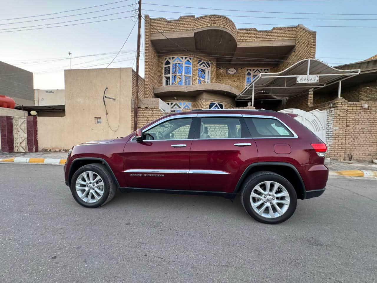 السلام عليكم jeep موديل 2017 خليجي وكاله القلم لمتد بلاس 3 شاشات ماشيه 62 الف كم بسمي تحويل مباشر بعدهة ع وضع الشركة كفاله عامه عدا صبغ واضح بالصور 
الموصفات لمتد بلاس 
3 شاشات كشن خزن 
جلد بانوراما 12 سماعه 
كشنات كهربائيه خزن سيارة كارتون كله ع الشركة ممفتوح بيهة اي شي  سعرهة 238 مكاني واسط قضاء الحي 
***********
***********
