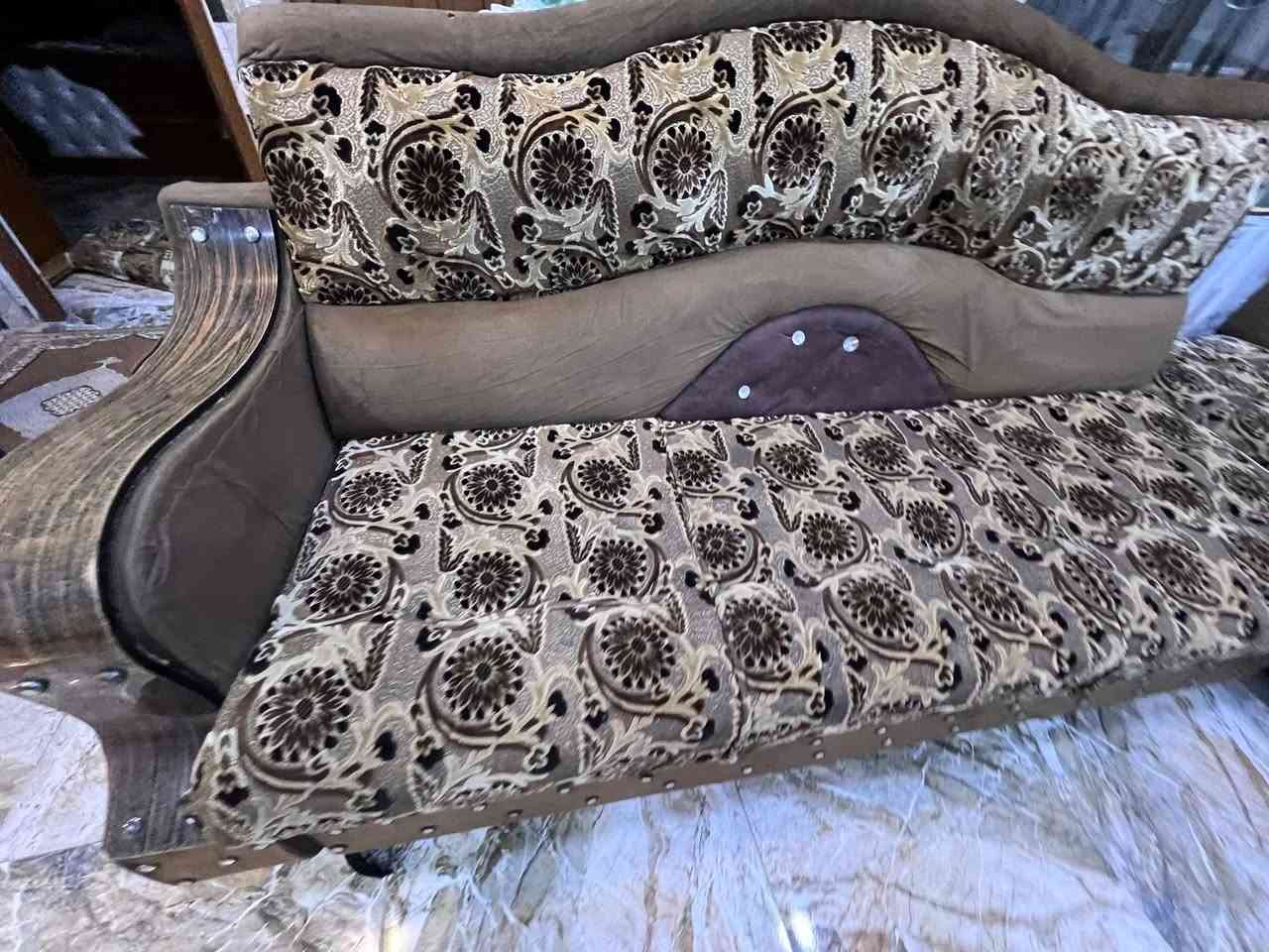 طخم ديوان عراقي شرط خشب ثقيل سفنج درج اوله ٩امتار السعر ٢٧٠وبي مجال ***********
