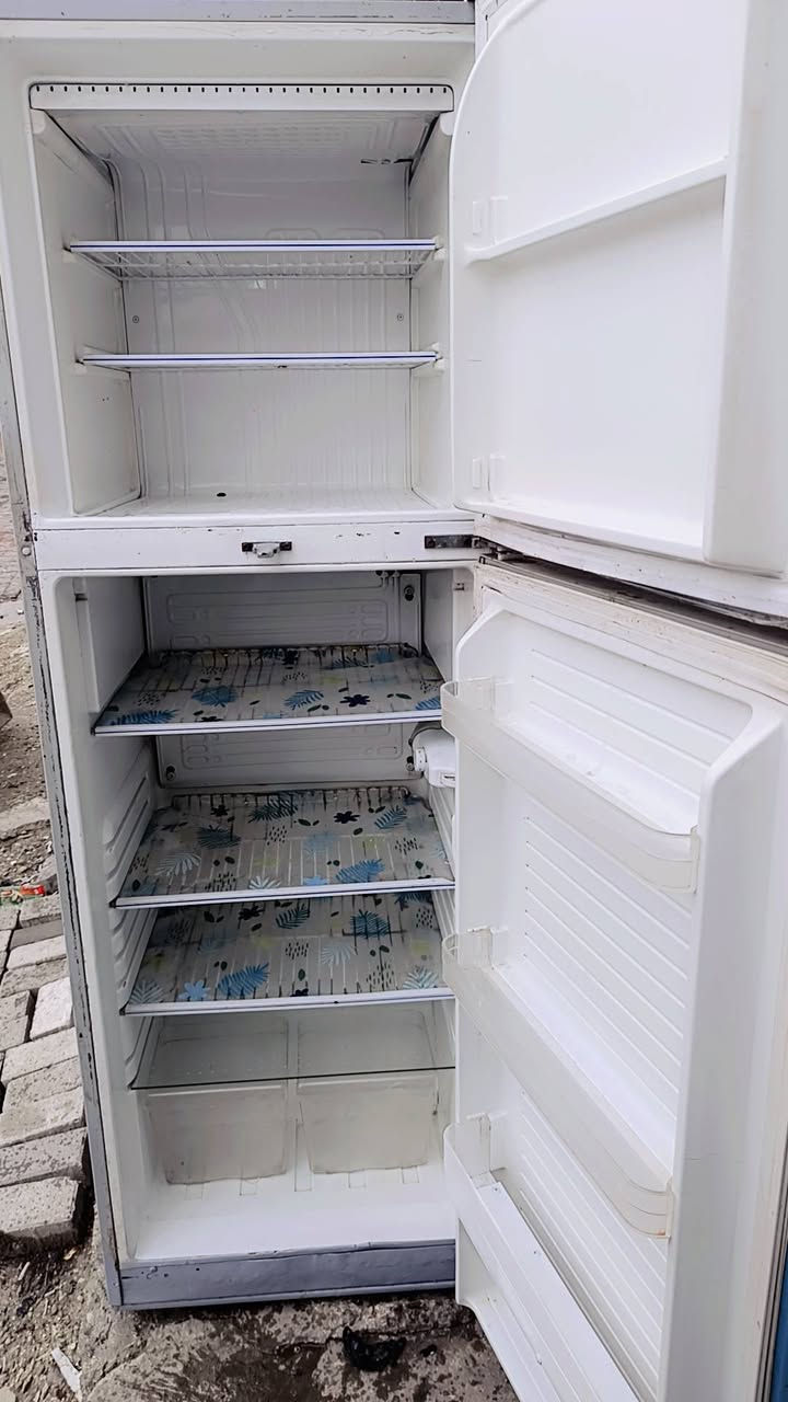 السلام عليكم ثلاجة (شارك ) 16 قدم نضيفة وتجميد فول سعره 150الف ويوجد توصيل 
للتواصل ***********  واتساب فقط
