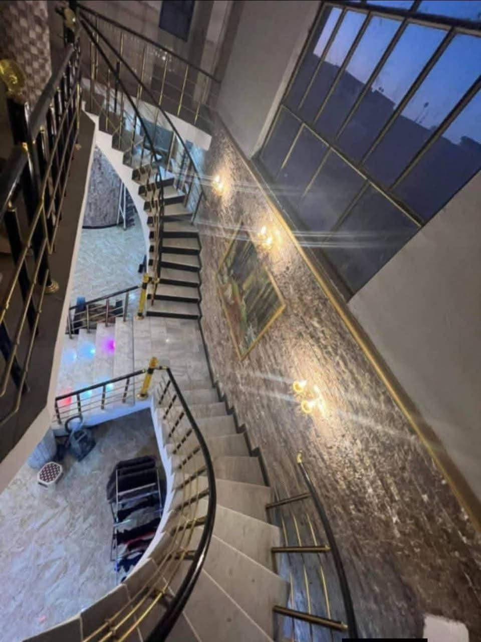 🏡 بيت للبيع - طابو زراعي (سند 25) مستقل
📍 الموقع: شارع 80، خلف بانزين خانة الأضواء، قرب مول نون – سابع بيت عن الشارع

🔸 المساحة: 400 متر مربع
🔸 النزال: 20×20 - ركن
🔸 البناء: حديث، صب مسلح، طابقين
🔸 الواجهة: حجر مع تطعيم
🔸 السند: سند 25 - طابو زراعي مستقل
⸻
🏠 الطابق الأول:
 • 5 غرف نوم (منها 2 سويت)
 • صالة كبيرة بمساحة 11×5 متر
 • استقبال كبير يحيط بجميع أجزاء البيت
 • مطبخين (حار وبارد)
 • مجمع صحيات كامل
 • 3 مناور تحيط بالبيت من كل الاتجاهات
 • كراج كبير + مجمع صحيات غربي خارجية

🏠 الطابق الثاني:
 • 4 غرف نوم
 • استقبال كبير يغطي مساحة الطابق
 • مجمع صحيات كامل
 • سطح أول و سطح ثاني

🧱 المميزات الإضافية:
 • درج فرعوني باتجاهين
 • الطابق الأول منفصل عن الثاني من حيث الماء والكهرباء والمجاري
⸻
 للاستفسار على الرقم او التواصل على الخاص 
***********  :📞
