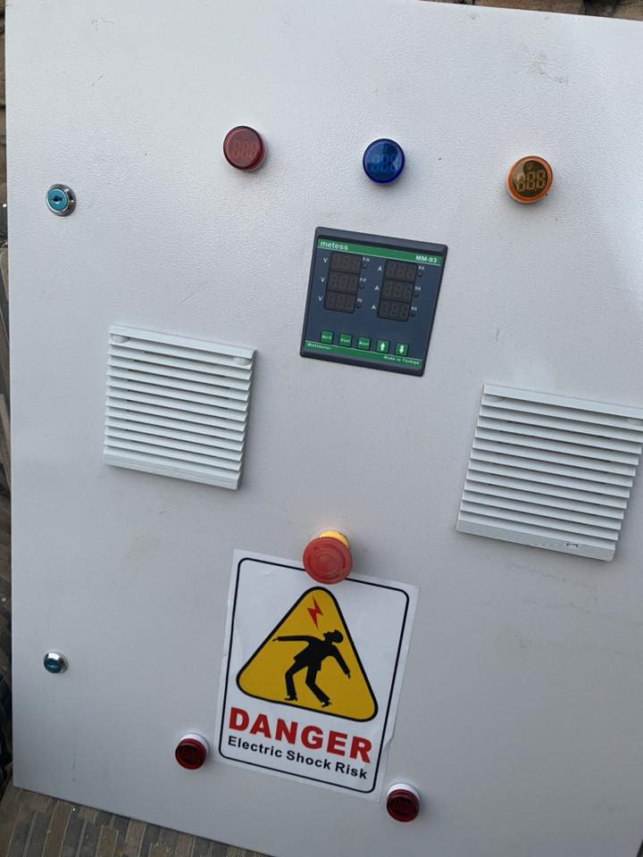 أمان بيتك يبدأ من تحويل كهرباء صحيح… جهاز ATS هو الحارس الكهربائي للبيت!

كثير حرائق تصير بسبب التحويل اليدوي بين الوطنية والمولدة… شرارة بسيطة، خطأ واحد، أو تشغيل المصدرين بنفس الوقت تكفي تسبب كارثة.
وهنا يجي دور جهاز السيطرة ATS.

🔒 ليش الـ ATS يعتبر أهم جهاز أمان بالبيت؟

✔️ تحويل بدون تماس
ماكو لمس للسويتج أو أسلاك → يعني ماكو شرارة ولا حرارة زايدة.

✔️ يمنع تشغيل الوطنية والمولدة سوا
وهذي أهم نقطة، لأن تشغيلهم بنفس الوقت يسبب تماس قوي ممكن يولّع اللوحة خلال ثواني.

✔️ فصل تلقائي عند الفولت الخطأ
إذا الوطنية نزل فولت أو صعد فجأة… الجهاز يفصل ويحمي البيت والأجهزة.

✔️ تحويل ناعم بدون صدمة كهربائية
ما يصير هزة كهرباء بالأجهزة مثل ما يصير بالتحويل اليدوي.

✔️ يشغّل ويطفّي المولدة بأمان

⸻

⚡ ليش الناس تختار كادر أبو رقية؟
 • ضبط وبرمجة صحيحة للـ ATS
 • مواد أصلية
 • شغل آمن بدون مخاطرة
 • خبرة قوية بالتأسيس والحماية الكهربائية

كادر أبو رقية…
مو بس شغل كهرباء، شغل أمان وحماية للبيت وللعائلة✅
لاستفسار اكثر:
واتساب. ***********@
