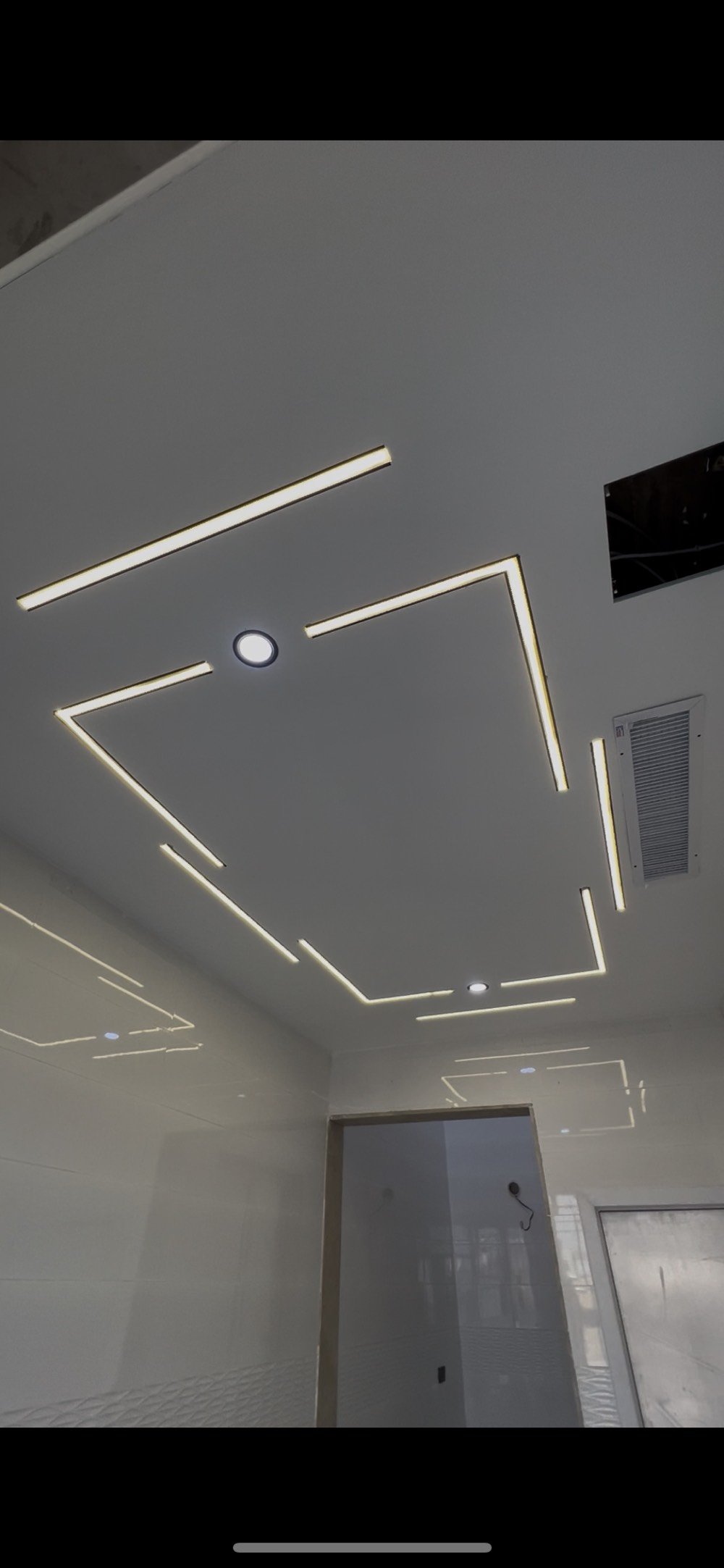 أنا أعرض خدمات تنفيذ أسقف بأحدث التصاميم والديكورات العصرية التي تناسب جميع الأذواق. الألوان والإضاءة مميزة وتعطي المكان جو أنيق وفاخر. نستخدم مواد عالية الجودة لضمان المتانة والجمال في نفس الوقت. نسعى دائمًا لتحقيق رضا عملائنا وتقديم الأفضل لهم.