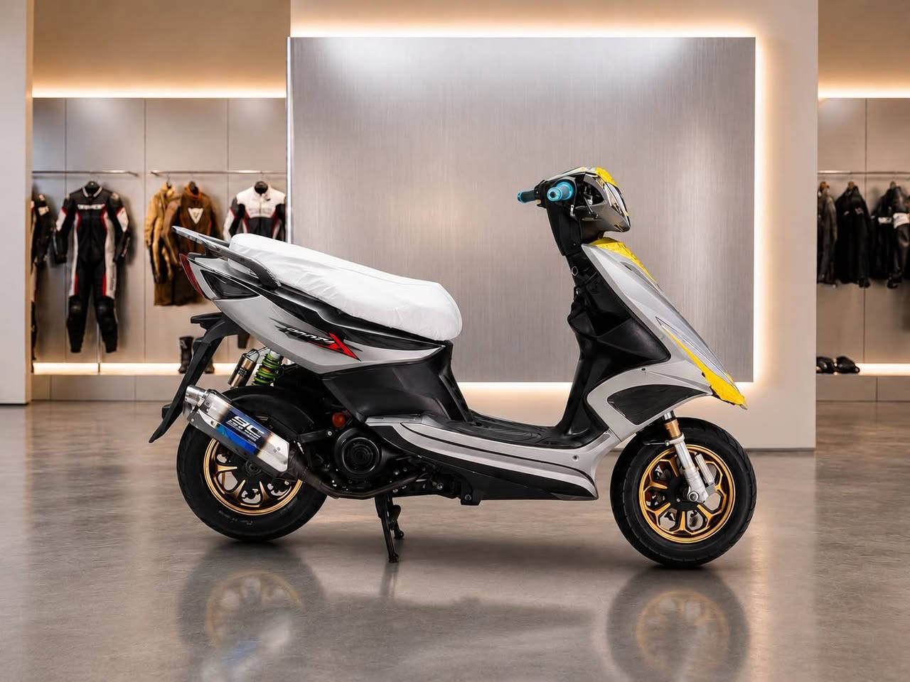 🏍️ للبيع: دراجة ماكس (MAX) موديل مضلع 🏍️
دراجة كلش نظيفة وبدون أي مشاكل، ومجهزه بأعلى مواصفات السبيشل والسبورت:
🛠️ المواصفات:
 المحرك (المكينة): مقواة ومكبرة لـ 55 (عزم وقوة توب).
 سيستم سبورت: الدراجة كلها مقلوبة سبورت SPOR (الصالنصة، السلف، الكابريتر، الكلجات، الويلات، والدبلات).
 الدشبوول: إلكتروني حديث.
 الكهربائيات: 100% شغالة (سلف وهندر).
 التايرات: جديدة زيرو (لوك).
 البريكات: مضبوطة تمام وبدون أي نقص.

📝 ملاحظة: الدراجة ما شاء الله كلش حلوة ونظيفة، وما تحتاج برغي واحد وجاهزة للركبة

💰 السعر والعنوان:
 السعر: 550 $ (أو بيه مجال بسيط)
 العنوان: كركوك - الشورجة - قرب مطعم حمه ناصر

&&<<<&&<<<<<&&&<<<<<<&

🏍️ بۆ فرۆشتن: ماتۆڕی ماکس (MAX) مۆدێلی مضلع🏍️
ماتۆڕێکی زۆر خاوێن، بێ کێشە ، بەرزترین مواسەفاتی سپۆرتی بۆ کراوە:
🛠️ تایبەتمەندییەکان:
 بزوێنەر (مەکینە): گەورەکراوە بۆ 55 (تەواو بەهێز).
 سیستەمی سپۆرت: تەواوی گیانی کراوە بە SPOR (سالۆنسا، سڵف، کابریتەر، کلاجەکان، ویلەکان و دەبڵەکان).
 دەشبۆڵ: ئەلیکترۆنی مۆدێرن.
 سیستەمی کارەبایی: ١٠٠% ئیش دەکات (سڵف و هێندەره).
 تایەکان: لۆک و نوێ.
 برێکەکان: تەواو مەزبووت و بێ کێشە.

📝 تێبینی: ماتۆڕەکە ماشاالله زۆر جوان و پاکە، هیچ نوقسانی و کێشەیەکی نییە و ئامادەیە بۆ لێخوڕین

نرخ و ناونیشان:
 💰 نرخ: 550
 📍 ناونیشان: کەرکوک - شۆرجە - لای چێشتخانەی حەمە ناسر
 📞 ژمارەی مۆبایل: *********** كركوك, العراق
