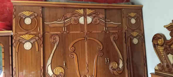 غرفة عراقية متكونة من جرباية وكنتور وزاوية وميز مراية  ماعدة الدوشگ للبيع مستعملة السعر خاص  ***********3
