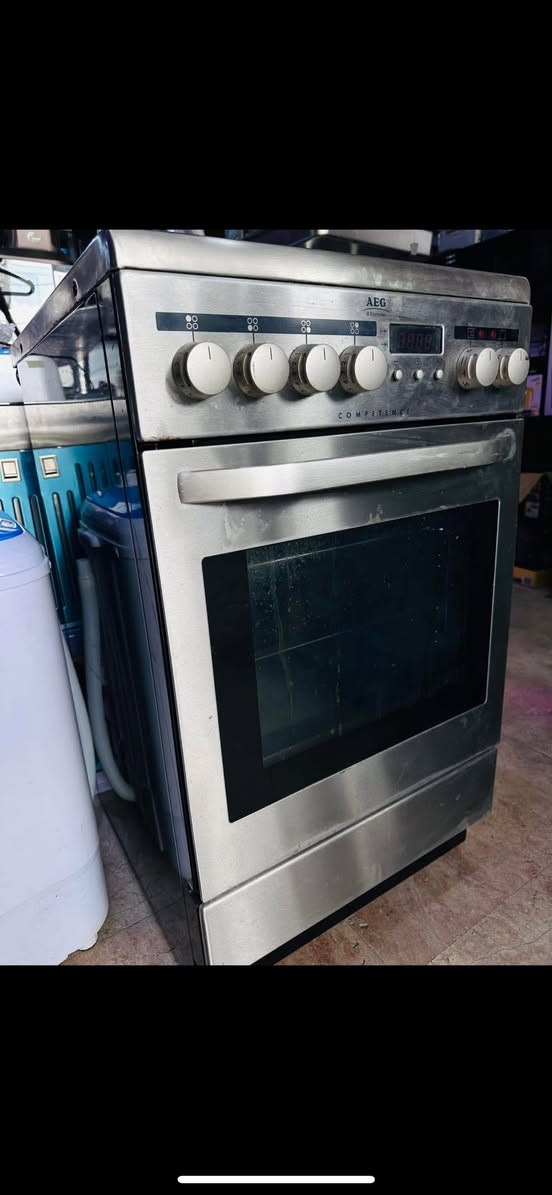 طباخ كهربائي مع فرن باله اوربي استعمال كلش قليل باله العنوان كوفه حي ميسان شارع البواري ***********
