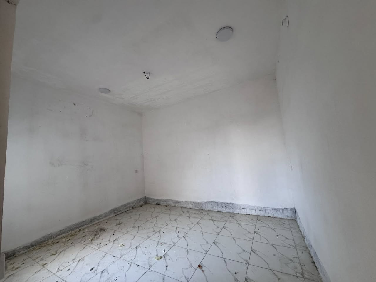 السلام عليكم من رخصة الادمن المحترم عندي مشتمل بحصن جعفر يم دائرة الكهرباء الجديده بصف ملعب عادل وطني مساحه ١٠٠ متر البيت بناء جديد وحلو حيل يتكون من غرفة نوم وصاله ومجمع صحيات داخلي وخارجي وغرفت خطار ومطبخ ومنور محزم سيراميك رايده ب٧٧مليون علمن البيت حر ممطلوب تحويل مباشر للستفسار رقمي ***********
