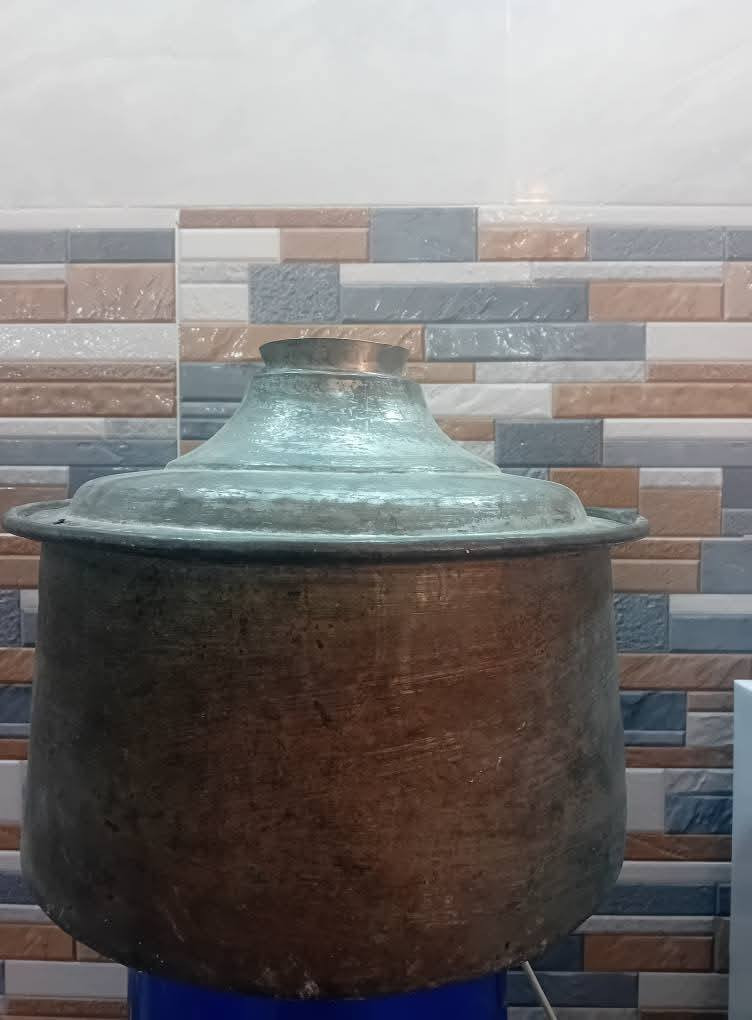 قدر طهي نحاس أحمر قديم ثلاثي مع الغطاء
قطعة تراثية أصلية من الشغل اليدوي القديم، مصنوعة بطريقة الطرق التقليدية.
القدر كبير الحجم ويتّسع لطبخ ذبيحة كاملة، مناسب للاستخدام أو للعرض التراثي.
التفاصيل:
الارتفاع مع الغطاء: حوالي 31 سم
القطر: حوالي 40 سم
الوزن: 4100 غرام
المادة: نحاس أحمر خام
الصناعة: شغل يدوي قديم (طرق)
الحجم: كبير وثقيل
قطعة نادرة وقوية تحكي تاريخ، مناسبة لهواة التراث والمطابخ التراثية.


**إذا كنت صاحب هذا الإعلان وتريد حذفه لأي سبب، رجاءا أرسل رسالة إلى الدعم الفني**