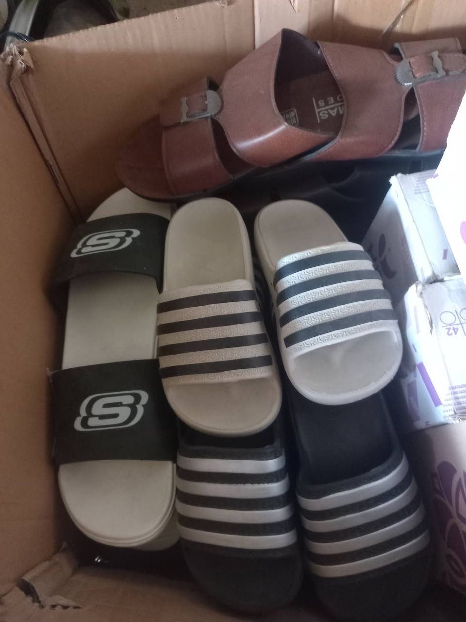 السلام عليكم تتوفر شروة احذية وشحاطات تصفية محل وبسعر مناسب للاستفتسار الاتصال  *********** المكان بغداد
