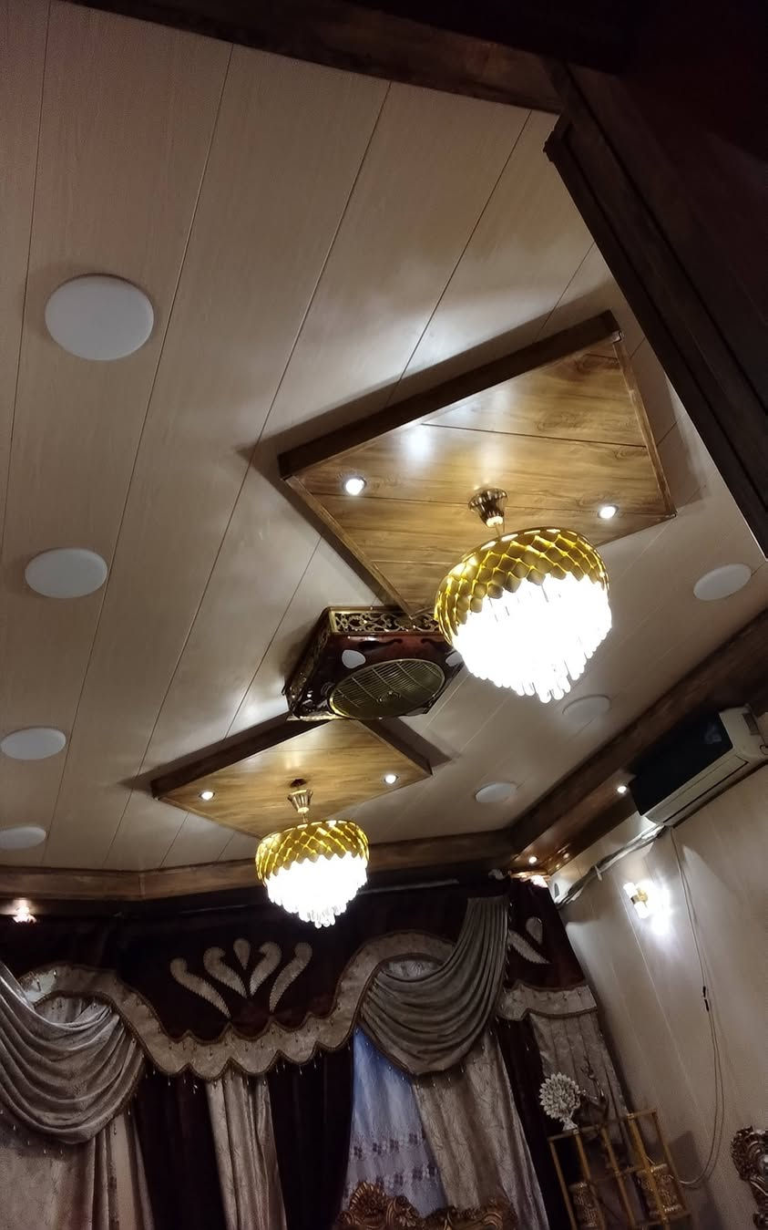 السلام عليكم 
الدار للبيع المساحه 176 يحتوي على غرفه وصاله واستقبال ومطبخ ومجمع صحيات داخل البيت وخارجه العنوان بابل الورديه قرب جامع الشيخ حمزه العبود الفرع الأول مقابل أسواق جمانه 
للاستفسار ***********
