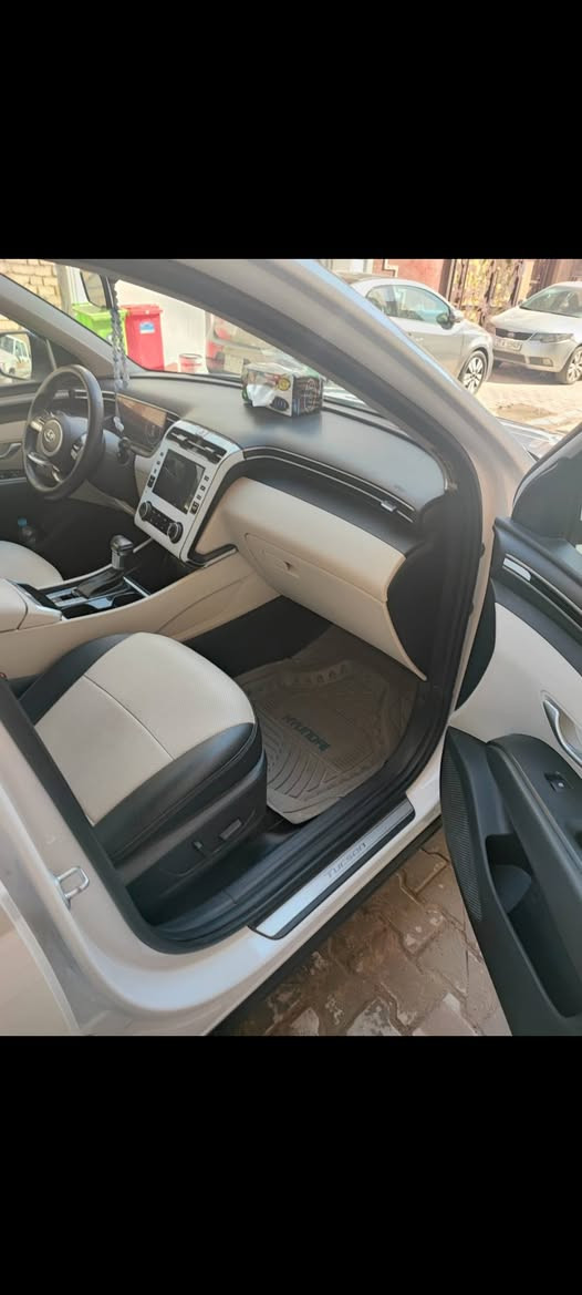 السلام عليكم
توسان خليجي ٢٤ ضمان الشركة
ماشية ٣٦ 
مابي اي ضربه فقط شخوط ب دعاميه ورصعه خفيفه ب باب 
السياره جديده اسبير منازل ودشمة كشنات جلد وارضيه هم 
السعر ٢٢
***********
