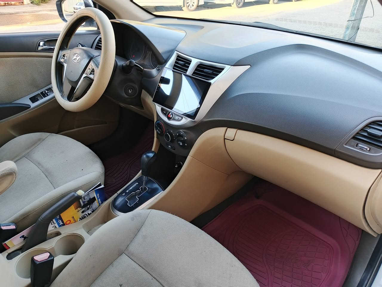 السلام عليكم للبيع اكسنت موديل 2013 السياره فوول السياره بيها صبغ جاملغ اليسره او بيها بارد مكانات محرك 1600 دوش رقم جديد هزه جديده ماشيه 112 محرك مفتوح السعر 93 او بيها مجال بسيط رقمي *********** مكان السياره بغداد كراده شارع الصناعه او بغداد جديده
