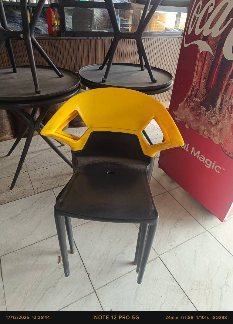 السلام عليكم 
كراسي نظاف جداً نوع الثقيل كلهن لون واحد اصفر واسود مال مطعم اشتغل شهرين وعزل مكانهن بغداد الغزالية 
*********** بغداد, العراق
