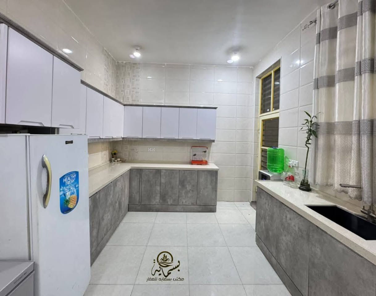 السلام عليكم بيت للبيع نادر الثانيه شارع زين العابدين المساحة 192
يحتوي على غرفتين نوم.. صاله.. استقبال.. مطبخ حار+بارد.. 

صحيات.. منور عدد ٢ .. كراج + صحيات خارجية
***********
