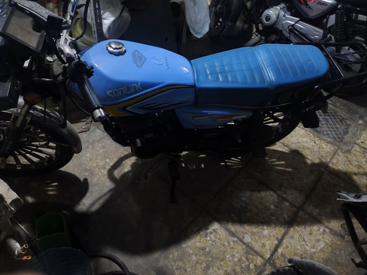 السلام عليكم عندي ايراني 25 لون سمائي مكفولة كفالة عامة شلعة ومعدل تخبل ماشية 2700 وقابل للزيادة سبب البيع تاركها مكاني بغداد الحرية السعر 900 وبيها مجال حك الجية ***********
