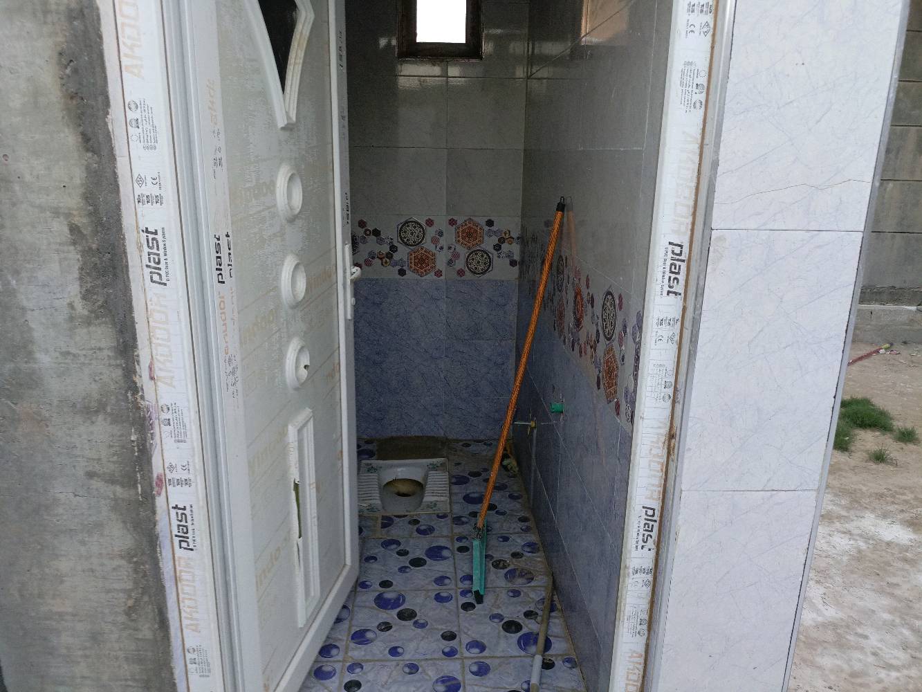 دار للإيجار في الرمادي شارع 40 خلف ماركت القيصر ، يحتوي على غرف نوم عدد 2 وصالة ومطبخ واستقبال و صحيات داخلية وخارجية وكراج وحديقة.

سعر الإيجار 500 الف وبي مجال 

***********