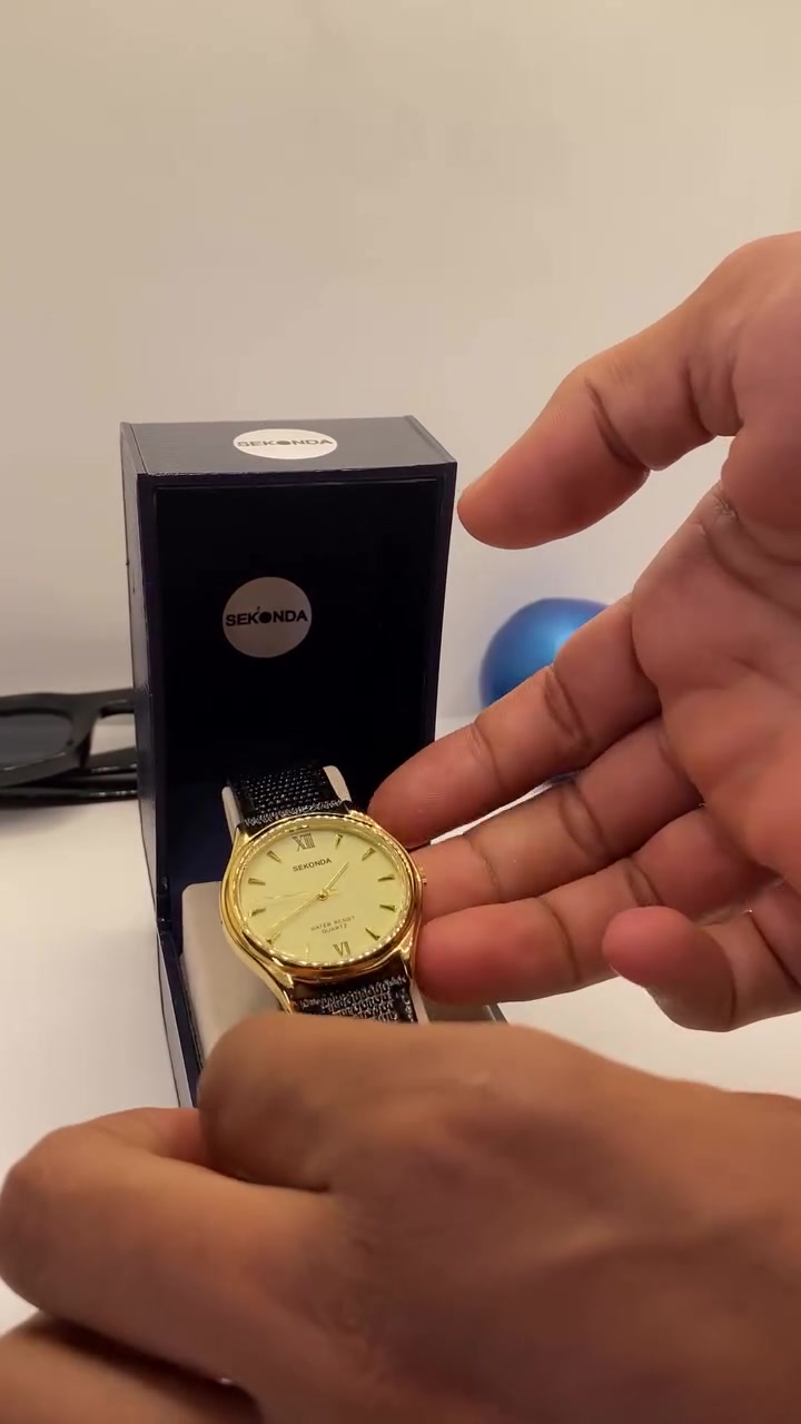 الماركة: SEKONDA
• الحركة: Quartz (بطارية)
• مقاومة للماء (Water Resist) للاستخدام اليومي الخفيف
• هيكل مطلي باللون الذهبي
• ميناء ذهبي أنيق مع مؤشرات بارزة وأرقام رومانية عند 12 و6
• سوار جلد أسود بنقشة فاخرة
• تصميم كلاسيكي مناسب للمناسبات والرسمي والكاجوال
• حالة جيدة جداً✅🔥


**إذا كنت صاحب هذا الإعلان وتريد حذفه لأي سبب، رجاءا أرسل رسالة إلى الدعم الفني**