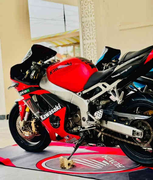 السلام عليكم 
كاوسكي نينجا 
موديل 2004 
حجم المحرك 636
الدراجه تو كلر بلادي لونين
ماشيه 36الف
اوراق كامله سكنر 
الدراجه نضافتها الف بالميه جكه ابره ما بيها 
كهربائيات كامله كلها 
اجنحه كاربون فايبر 
جاملغ خلفي كاربون فايبر اصلي 
صينيه زنجيل كاربون فايبر 
وشومات حراريه اصليها عليها 
يدات بريكات وعنبار كله اصلي تزويد 
بريكات جدد امامي خلفي 
اشاير جدد 
شاشه كلها شغاله 
اكزوز سبورت رياضي 
تايرات جدد 
مكينه كيس جديد وقبق ولفات مبدله جديد دهن موتل خرسه عله شرط للفصلة 
اول ثاني ثالث تشك الكاع 
حماوه انسه توصل ال85 
كامله متذب عليها الف دينار 
السعر 27 وبيها مجال 
المكان الدورة  
الرقم***********
