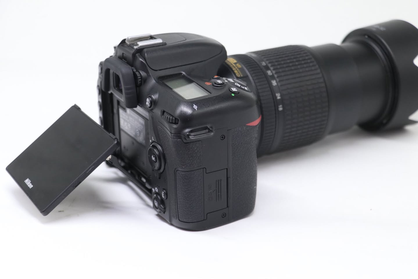 كأمره نيكون  (💣 ✨7500D 📸💣) نضافه 99/100 كامل ملحقات
تصوير دقه 4k حقيقي غنيه عن التعريف 📸
1- رام 32✅
2- حقيبه✅
3- حزام كتف✅
4- شاحنه اصليه ✅
5 بطاريه اصليه ✅ 
6- توصاله نقل صور ✅
يوجد توصيل كل العراق 🚚 السعر (⬅️خاص ➡️) 
 ***********
