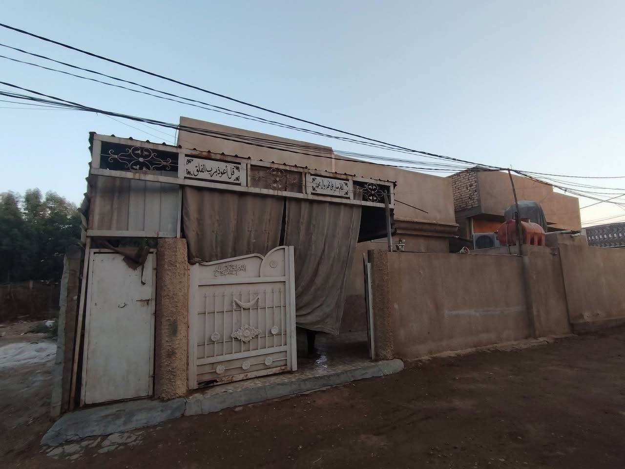 دار للبيع طابو زراعي سند 25 

المساحة 250 م 

يحتوي ع 2 غرف نوف استقبال هول مطبخ منور داير البيت 
كراج سيارة 

يبعد عن الشارع العام 50 م عرض الفرع 10 م 

العنوان شارع بزل حجي علي قرب العلوية الشريفة عليها السلام 

متوفر كافة الخدمات كهرباء ماء مولد شارع مدارس قريبة 

*********** ابو شمس 
*********** المحامي علي
