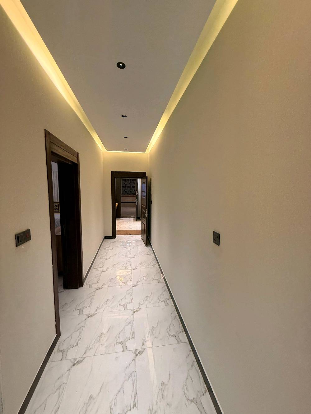 🏡 فرصة مميزة للإيجار في قلب المنصور – حي المتنبي

شقة أنيقة ومؤثثة بالكامل، طابق ثاني، جاهزة للسكن فورًا 🌟
تم اختيار الأثاث من أجود الأنواع ليوفّر لك الراحة والذوق الرفيع.

مواصفات الشقة:
✔️ صالة كبيرة وواسعة
✔️ مطبخ متكامل
✔️ غرفتا نوم مريحتان
✔️ خدمات صحية
✔️ موقع هادئ ومميز

📍 المنصور – حي المتنبي
خيار مثالي للعائلات أو الباحثين عن السكن الراقي.

📞 للاستفسار والتفاصيل أكثر:***********

‎#عقارات #المنصور #شقة_مؤثثة #بغداد
