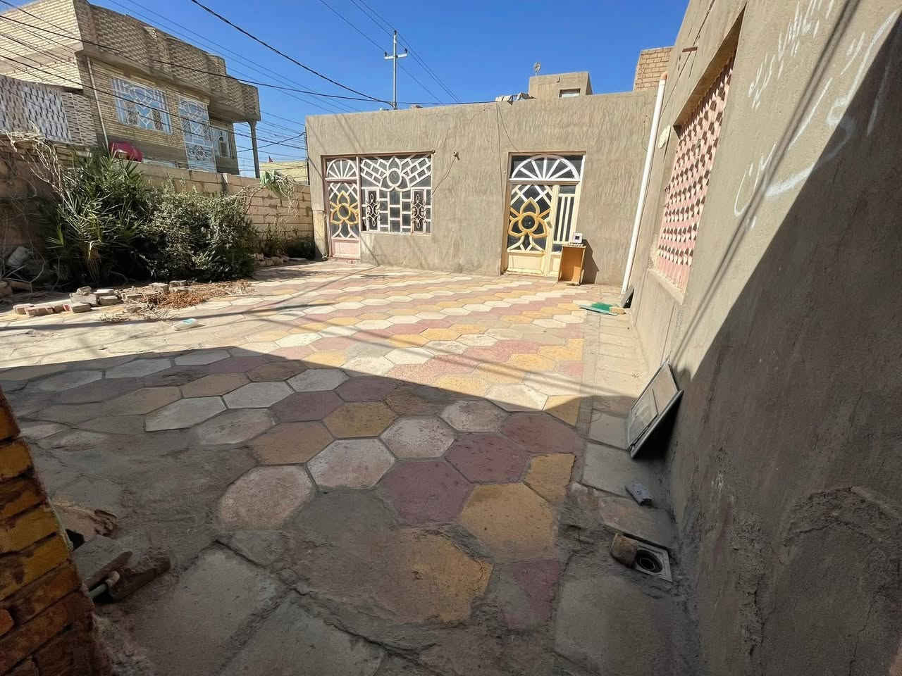 مكتب اكرم الحاتمي للعقار   ***********
==================================

  دار للبيع المساحة 260 متر ركن طابو صرف  

حي ميسان قطاع 22 ركن  عرض الشارع 12 متر 

==================================
                               
   يحتوي ع /غرف عدد 3 وصالة ومطبخ وأستقبال 

وصحيات داخلية وخارجية ومكشوفة وطارمة كبيرة

            بناء طابوق والسقف شيلمان 

                البيت فارغ غير مسكون 

                    السعر 240 مليون  

للاستفسار الاتصال بالرقم  *********** وات سآب 

               او مراجعة المكتب/ اكرم للعقار

               عنوان المكتب النجف الكوفة 
  
   حي ميسان شارع الكيات مقابل اسواق حليم
