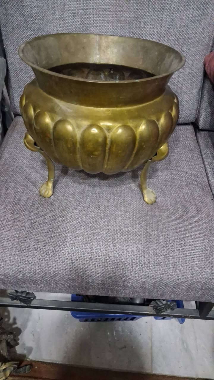 مركن نحاس أنتيكا أصلي على أرجل بتصميم كلاسيكي فاخر ✨

قطعة ديكور مميزة مصنوعة من النحاس الثقيل، مناسبة للديكور المنزلي أو تنسيق الزراعة الداخلية وإضفاء طابع تراثي راقٍ للمكان.

حالة ممتازة وجاهزة للاستخدام أو العرض.
📩 السعر والاستفسار على الخاص


**إذا كنت صاحب هذا الإعلان وتريد حذفه لأي سبب، رجاءا أرسل رسالة إلى الدعم الفني**