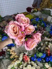 تصفية محل الورد نوعية ممتازة الاسعار من الفين  الى ٣ شللباقة  الورد  غ...